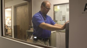 Worker Wearing Pocket Pump TOUCH 220-1000TC